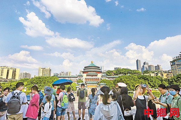 蓝天白云映山城 外地游客忙打卡