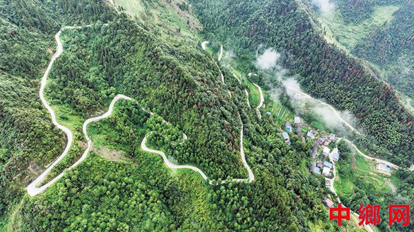 重庆酉阳：“四好农村路”畅连乡村