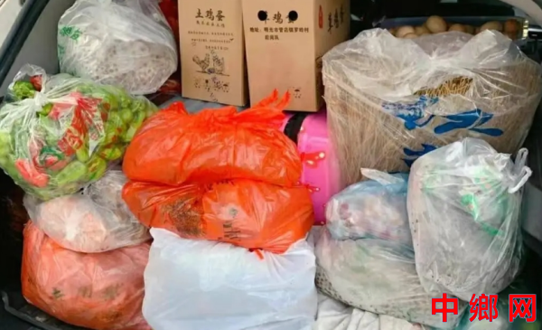 “后备箱大赛”是温情的年俗连续剧