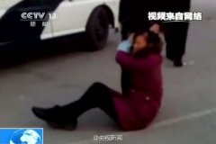 <b>山西：女工讨薪命丧派出所 警察踩其头发视频曝光</b>