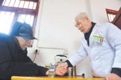 <b>成都：独腿村医 30年走过10万里出诊路</b>