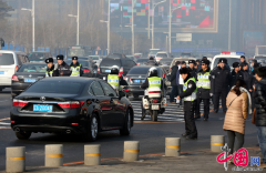 <b>沈阳千台出租车集体罢运：对滴滴快的专车不满</b>