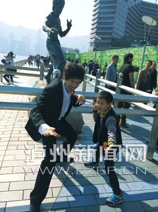 陈天星与儿子陈笑涵在香港李小龙雕像前上演父子温情