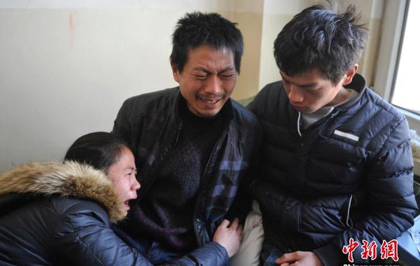 12月30日，针对山西省太原市小店区发生的“12.13”——太原市公安局小店分局龙城派出所民警在处置“龙瑞苑”工地纠纷警情期间，发生一起河南女农民工非正常死亡案件，太原市人民检察院当日在其官方网站发布消息称，该院已对涉案民警王某以涉嫌滥用职权罪批准逮捕。目前，案件侦查工作仍在依法进行中。图为死者周秀云的丈夫王友志与女儿王倩、儿子王奎林在谈及周秀云非正常死亡时痛哭流泪。韦亮 摄