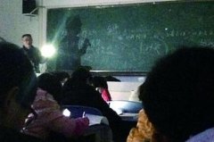 <b>盘点奇葩度爆表的老师们 57岁教师爬墙修黑板</b>