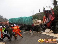 <b>泸州惨烈车祸2死1伤 驾驶室被挤扁</b>