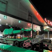 <b>重庆：货车运直升机过高速路收费站被卡</b>