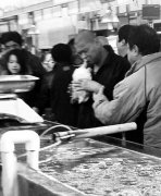 <b>北京：男子酒醉后“吻鳖” 嘴唇被咬十余分钟</b>