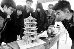<b>湖北：一大学生用废弃物造出“掌上黄鹤楼”</b>