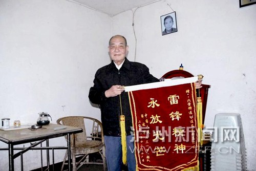 2001年底，来古蔺接兵的某部队，听说“雷锋连长”仍健在，做了锦旗送给李相高