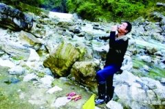 <b>贵州：男子野猪夹下救起猴子 5年后猴携全家看恩人</b>