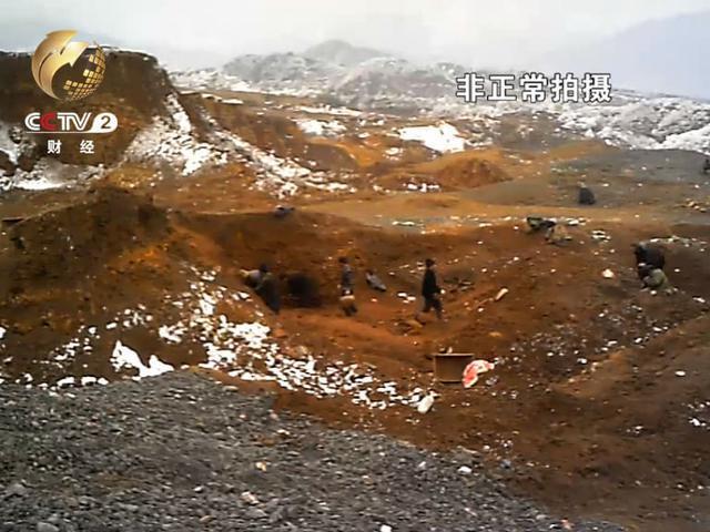 平整山头变丘陵 村民冒雪采挖玛瑙