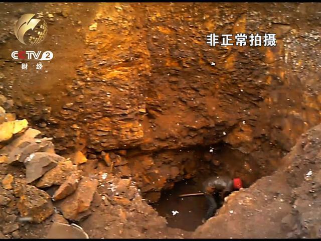 小山头盗坑频现 碎石堆掘地三尺