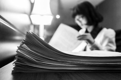 一位记者正在翻阅代表们提交的议案。本报记者