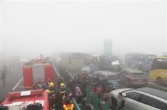 <b>成自泸高速连环车祸 56车相撞2人遇难</b>