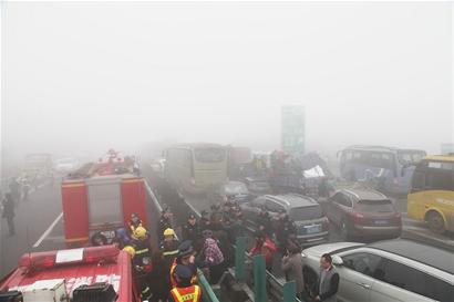 团团雾 成自泸高速56车连环撞