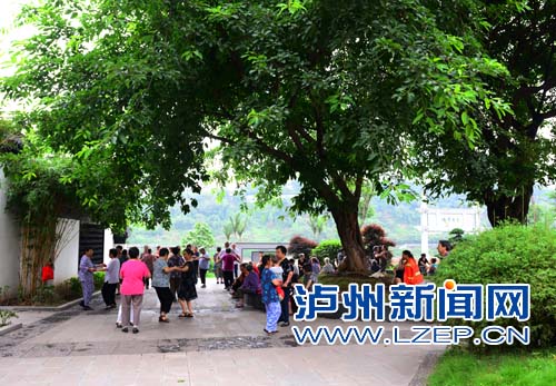 市民在龙马广场上跳舞