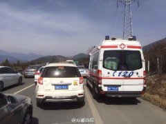 <b>救护车被堵应急道40里路 医生喊上百次恳请让道</b>