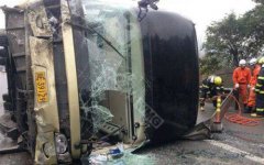 <b>济南开往泸州大巴车侧翻 31名乘客被送医</b>