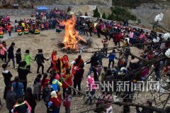 <b>泸州：叙永彝乡火把照亮 红红火火过春节</b>