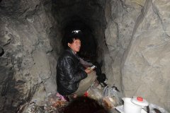 <b>河北男子月入3000元全寄回家 为省房租住山洞</b>