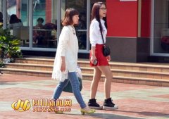 <b>攀枝花气温屡破30℃ 街头美女“清凉”上阵</b>