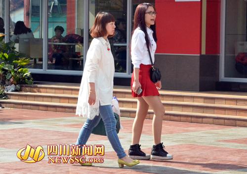 攀枝花气温屡破30℃ 街头美女“清凉”上阵(图)