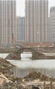 <b>浙江绍兴300年古桥成“钉子桥”(图)</b>
