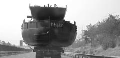 <b>安徽：17米货车载30米长大铁船在高速路飞驰</b>