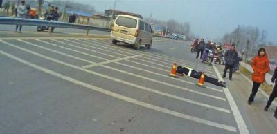 事发现场，协警黄华倒在地上。（执法记录仪截图）