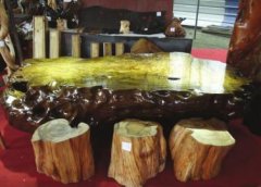 <b>自贡：根雕艺术展开幕 金丝楠乌木茶桌整套报价88万</b>
