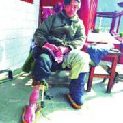 <b>甘肃：村民被大熊猫咬伤面临截肢 状告林业厅等获赔52万</b>