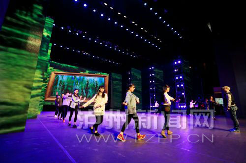 学生演员们正在中国酒城大剧院排练