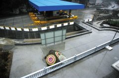 <b>湖北：事业单位办公楼院内现“钉子坟”</b>