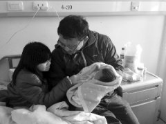 <b>江苏：90厘米高袖珍妈妈冒死生下5.7斤男婴</b>