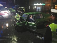 <b>自贡豪车撞出租后疯狂逃逸 致2人死亡</b>