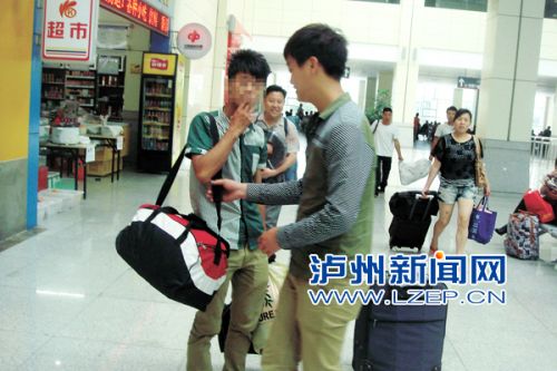 车站里吸烟的乘客