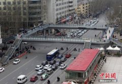 <b>郑州现“短命”天桥 市民称“真浪费”</b>