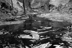 <b>陕西：采油厂管道破裂 数百米山沟变“油河”</b>