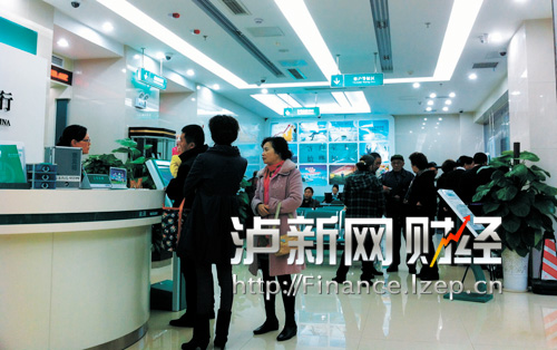 降息后，泸州市民在银行咨询存款、理财、房贷的变动情况