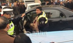 <b>浙江湖州：小轿车撞伤多名学生 司机喉咙有刀伤(图)</b>