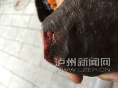 <b>泸州市民5000元买“南红玛瑙原石” 却是水泥灌胶货</b>