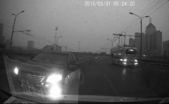 <b>女子驾车被逆行车逼停 反遭质问：怎么开车的？</b>