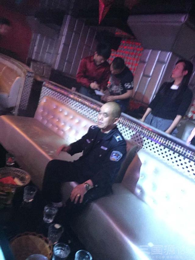 网曝南充男子穿城管制服泡夜店 部门:已被清退(图)