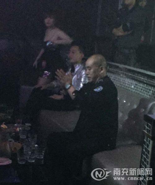 网曝南充男子穿城管制服泡夜店 部门:已被清退(图)
