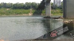 <b>重庆：19岁大学生被困江心大石 淡定看书等救援</b>