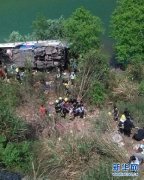 <b>一客车浙江缙云境内自高速坠落3死13伤</b>