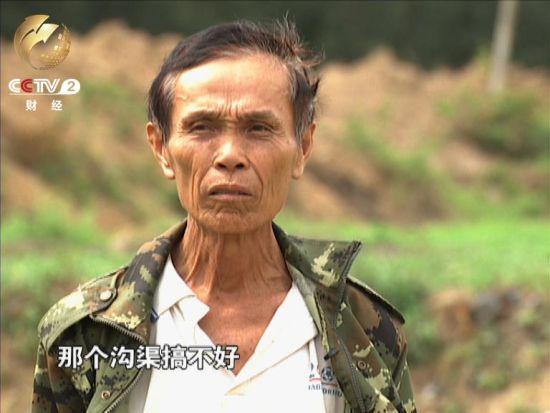 村民说，以前这里有过水渠，但现在不能正常使用。即使水库放水，水也到不了这片地。