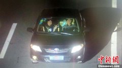 <b>夫妇遮挡车牌 摆“剪刀手”调戏监控被扣12分</b>