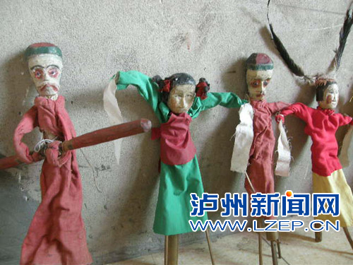 第三代传人徐光荣家中的木偶